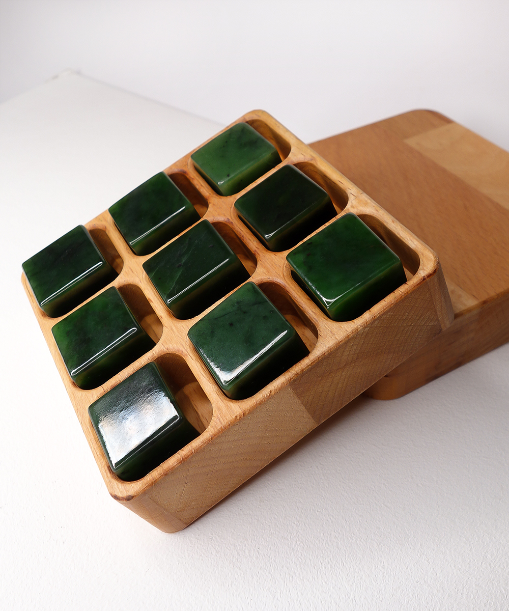 Камни из нефрита для виски в подарочной деревянной коробке от магазина Эстетика Ночи